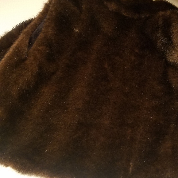 Beautiful size 4t to 5t real fur vest. Bought from - Picture 2 of 4